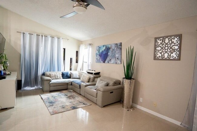 156 Colly Way in North Lauderdale, FL - Building Photo - Building Photo