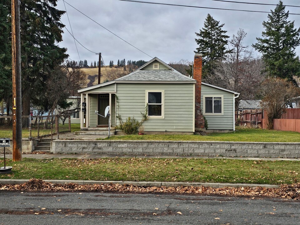 2112 3rd St in La Grande, OR - Building Photo