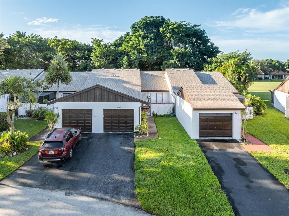 9234 Wedgewood Ln in Tamarac, FL - Foto de edificio