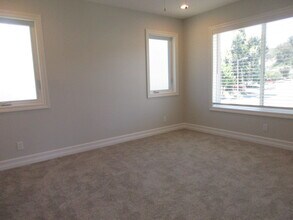 21 Medea Creek Ln, Unit 1 in Oak Park, CA - Building Photo - Building Photo