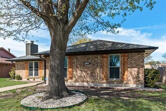 1933 Garden Crest Ln in Dallas, TX - Building Photo - Building Photo