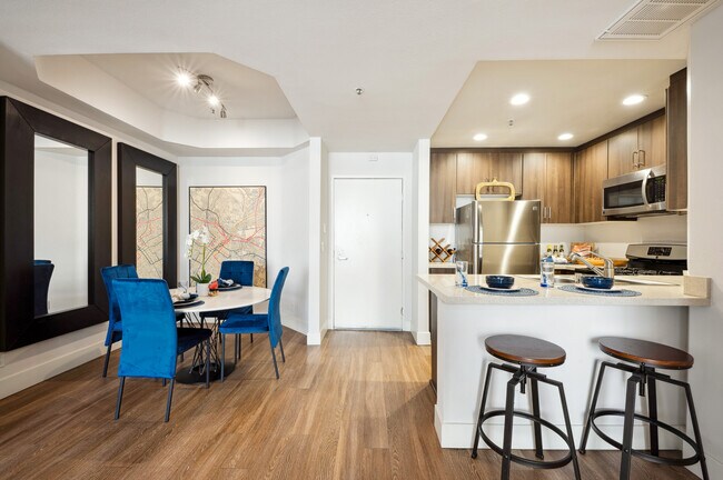 The Preston Miracle Mile Apartments in Los Angeles, CA - Foto de edificio - Interior Photo