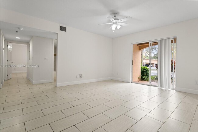 5570 NW 61st St in Coconut Creek, FL - Foto de edificio - Building Photo