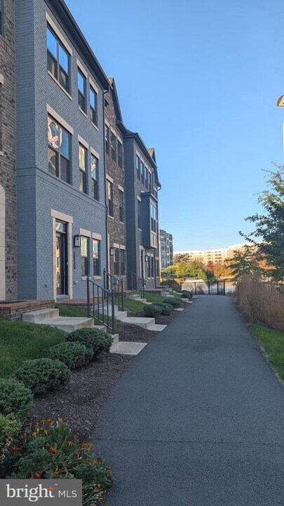 13222 Lake Waterview Wy in Herndon, VA - Building Photo