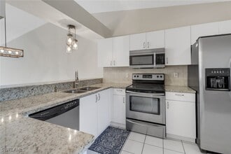 875 New Waterford Dr in Naples, FL - Building Photo - Building Photo