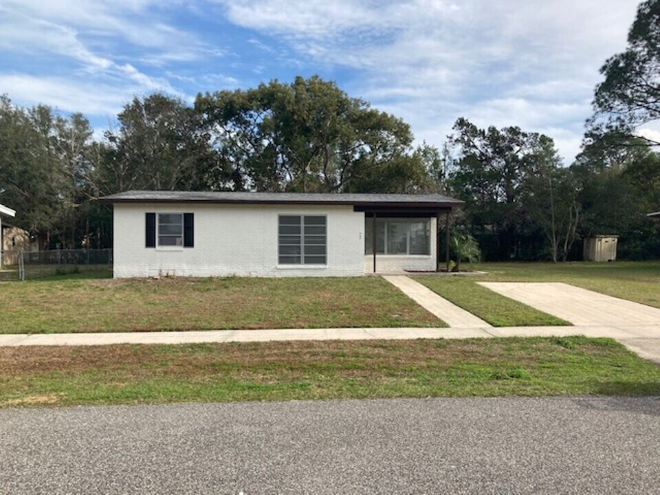 949 N Village Dr in Deltona, FL - Building Photo