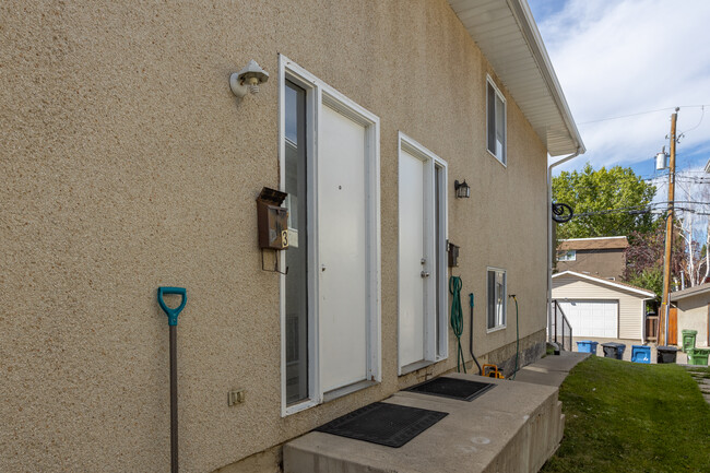 108 Sabrina Way SW in Calgary, AB - Building Photo - Building Photo
