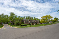 Forest Glenn Condominiums in Coraopolis, PA - Foto de edificio - Building Photo