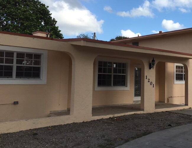 1201 SW 74th Ct in Miami, FL - Building Photo - Building Photo