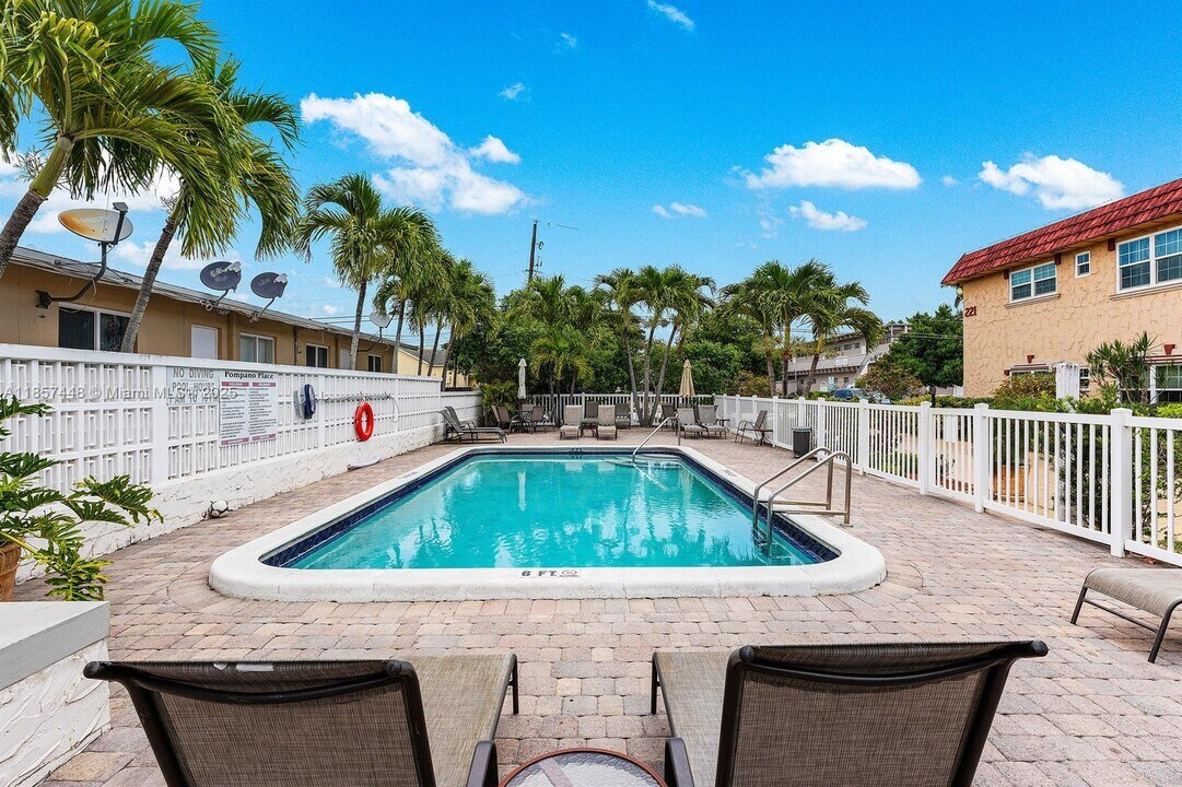 221 SE 9th Ave in Pompano Beach, FL - Building Photo