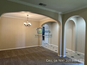 2555 Crestmore Cir in Stockton, CA - Foto de edificio - Building Photo