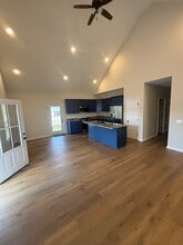 210 Cherokee Dr in Lafayette, TN - Foto de edificio - Building Photo