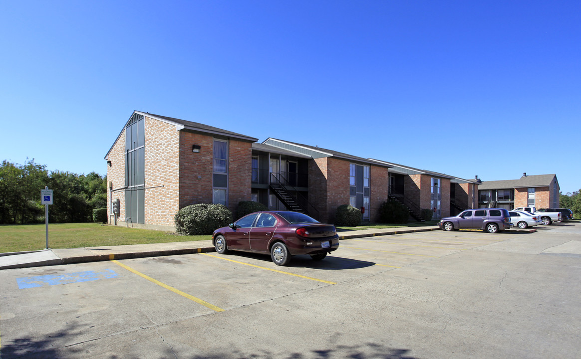 Villa Main Apartments in Port Arthur, TX - Building Photo