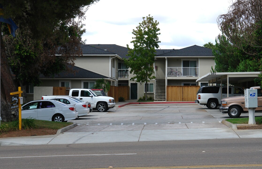 980 E Chase Ave in El Cajon, CA - Foto de edificio