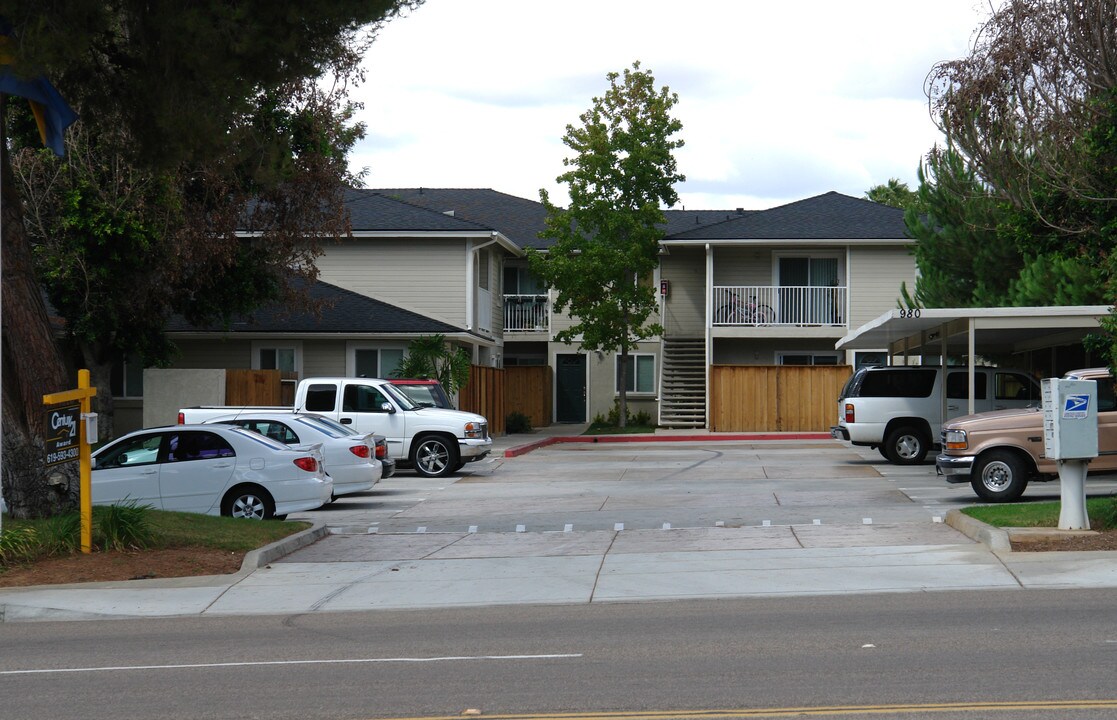 980 E Chase Ave in El Cajon, CA - Building Photo