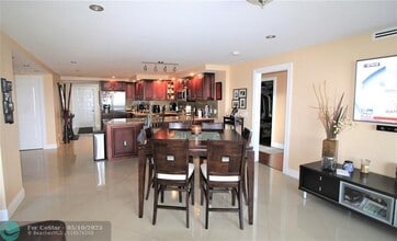 3499 Oaks Way in Pompano Beach, FL - Building Photo - Building Photo