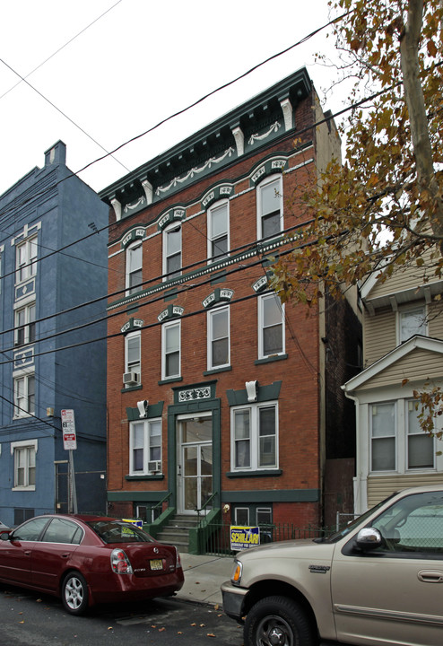 53 Washburn St in Jersey City, NJ - Building Photo