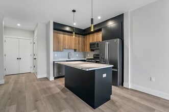 2021 Jones Rd, Unit 306 in Fort Lee, NJ - Foto de edificio - Building Photo