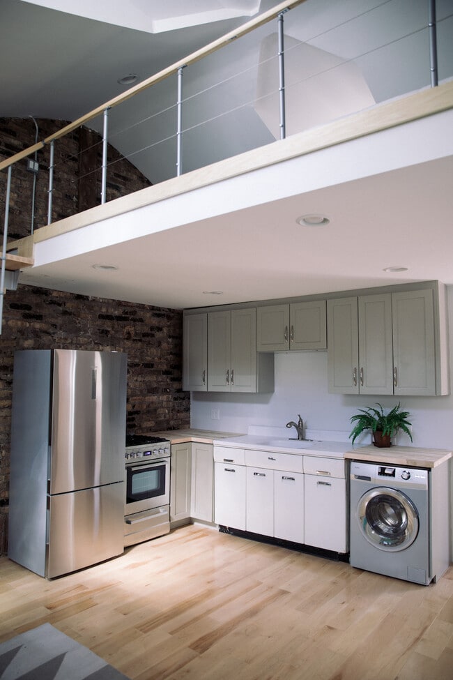 3925 W Eddy St, Unit Coach House in Chicago, IL - Foto de edificio - Building Photo