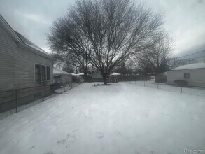 5626 Merrick St in Dearborn Heights, MI - Building Photo - Building Photo