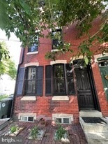 105 W Union St in Burlington, NJ - Building Photo