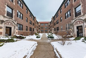 1312 Oak Ave, Unit J1 in Evanston, IL - Building Photo