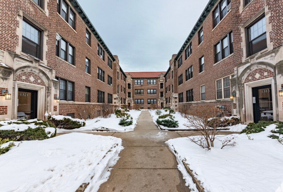 1312 Oak Ave, Unit J1 in Evanston, IL - Building Photo