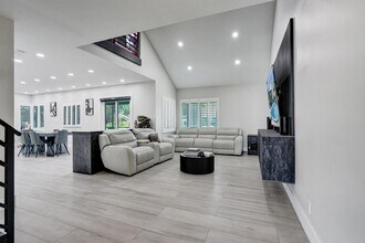 2800 W Aviary Dr in Hollywood, FL - Building Photo - Building Photo