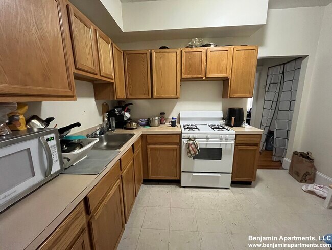 1784 Beacon St, Unit 1A in Brookline, MA - Building Photo - Building Photo