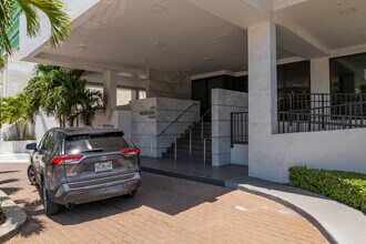 Vendome Place in Miami Beach, FL - Building Photo - Building Photo