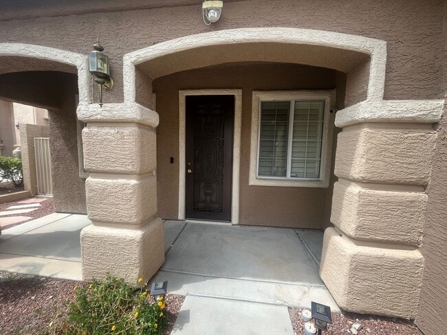 1825 Spring Summit Ln in Las Vegas, NV - Building Photo - Building Photo