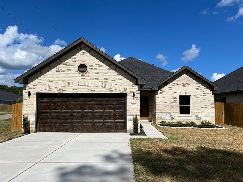 1101 Lyle W Ave in Cleveland, TX - Building Photo