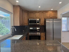 265 W Campus View Dr in Riverside, CA - Building Photo - Building Photo