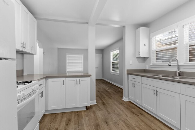 property at 935 N Washington Pl