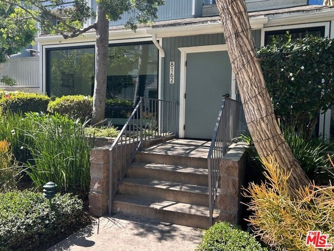 8162 Manitoba St in Los Angeles, CA - Building Photo - Building Photo