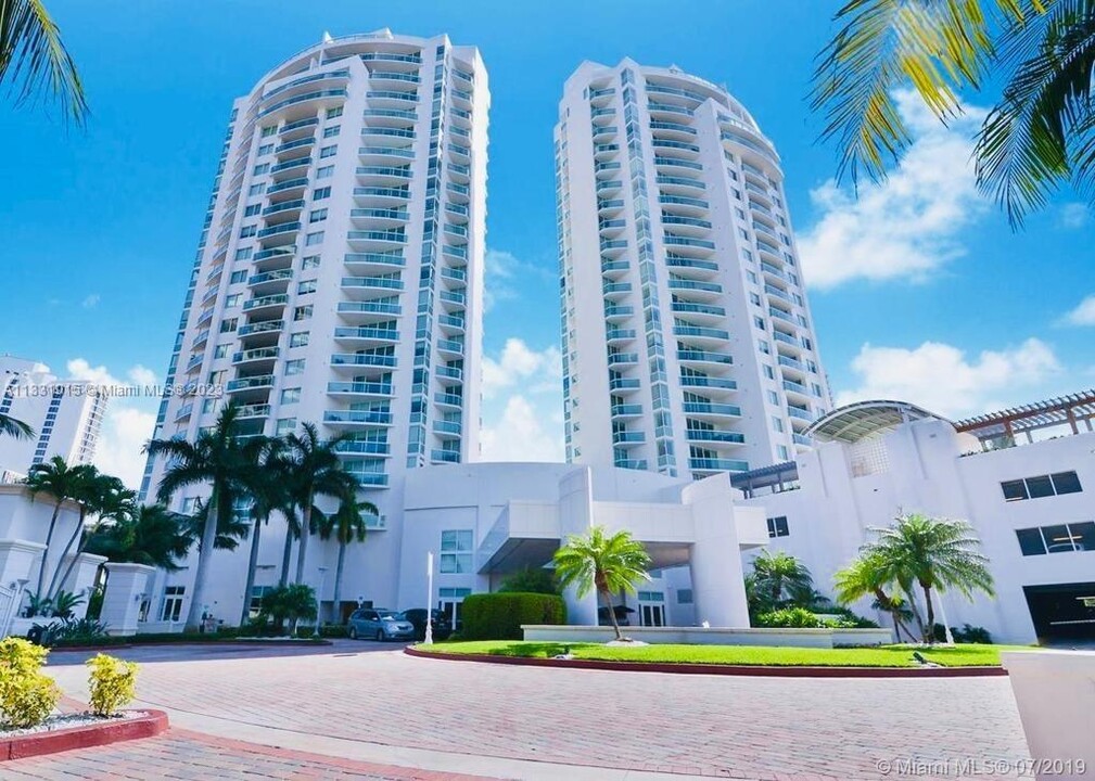 19400 Turnberry Way in Aventura, FL - Building Photo