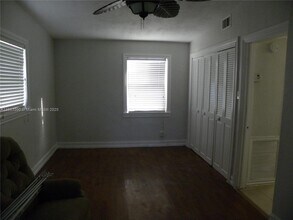 9860 SW 48th St in Miami, FL - Building Photo - Building Photo