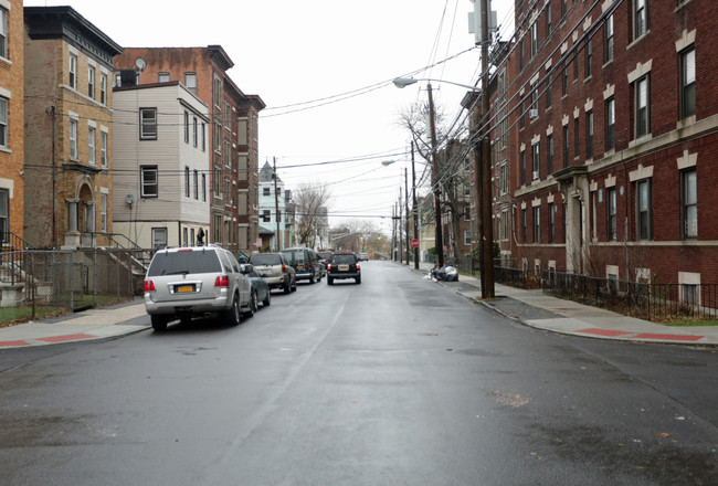 30 E 4th St in Mount Vernon, NY - Foto de edificio - Building Photo