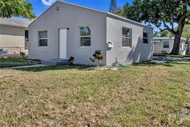 2326 Scott St in Hollywood, FL - Building Photo - Building Photo