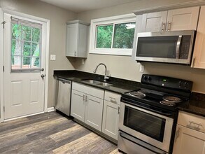 1612 Honeysuckle Rd in Raleigh, NC - Building Photo - Building Photo