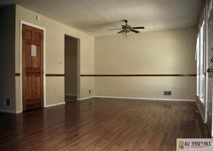 110 Albury Way in North Brunswick, NJ - Building Photo - Building Photo