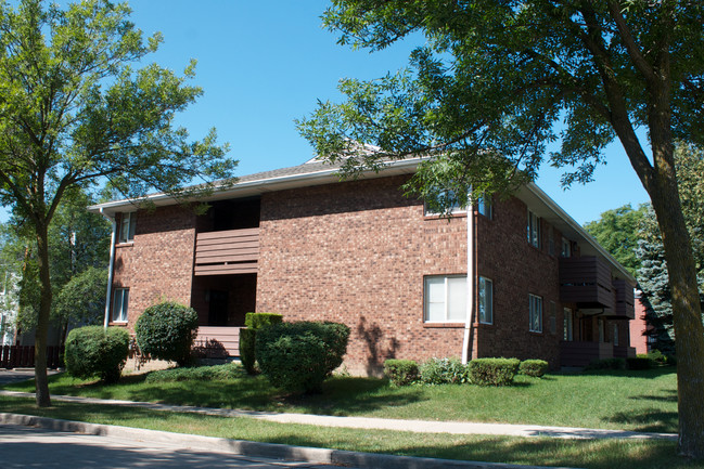 8303 W North Ave in Wauwatosa, WI - Foto de edificio - Building Photo