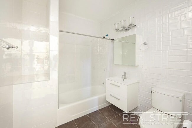 LUXURY LOFT in Queens! in Queens, NY - Building Photo - Building Photo