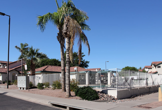 1118 W Windjammer Dr in Gilbert, AZ - Foto de edificio - Building Photo