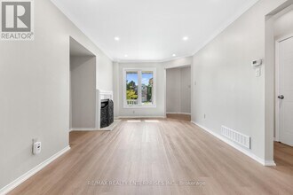 1333 Hazel McCleary Dr in Oakville, ON - Building Photo - Building Photo