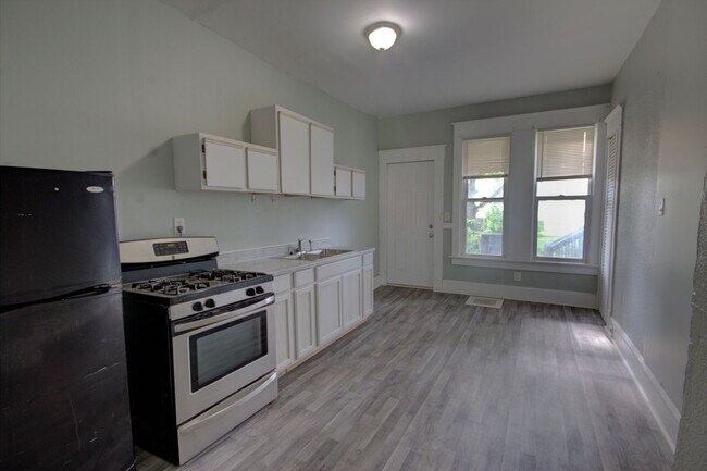 1320 Brown St-Unit -1320 in Davenport, IA - Building Photo - Building Photo