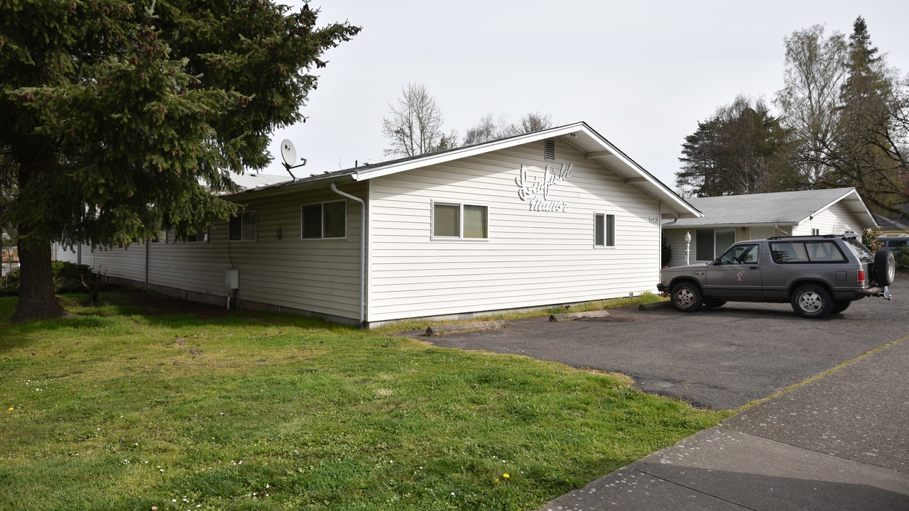 Linfield Manor in McMinnville, OR - Building Photo