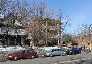 2400 Lyndale Ave S in Minneapolis, MN - Foto de edificio - Building Photo