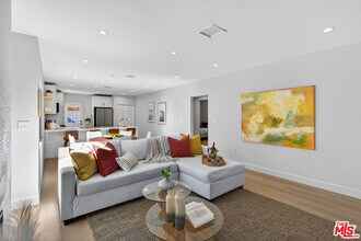 2931 S Bronson Ave in Los Angeles, CA - Building Photo - Building Photo