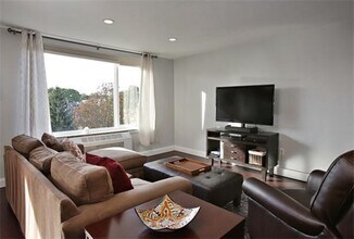 216 Saint Paul St, Unit 1 in Brookline, MA - Building Photo - Building Photo